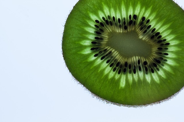 Can Birds Eat Kiwi? A Tangy Vitamin-C Treat